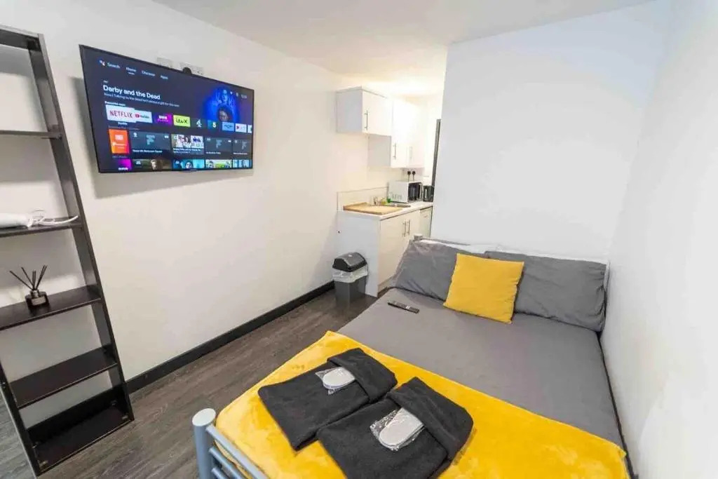 STAY SA Cosy equipped studios available 10 mins from the city! Free WIFI &50" SMART TVs