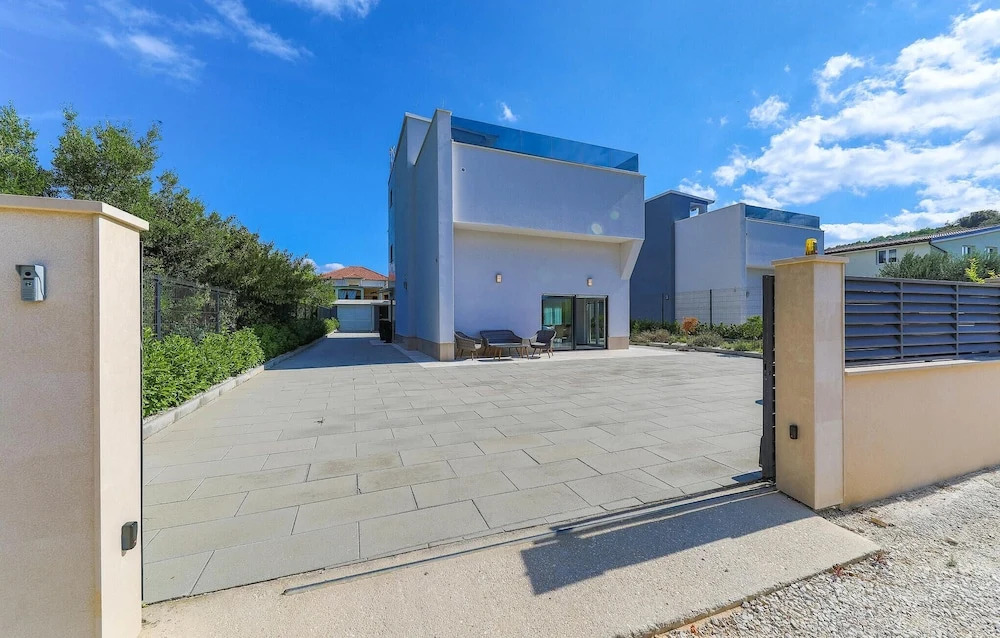 Awesome Home in Okrug Donji With 5 Bedrooms, Wifi and Outdoor Swimming Pool