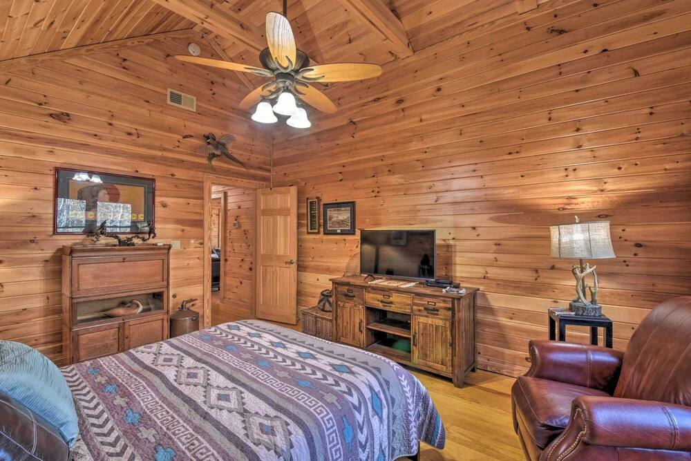 Dream Catcher: Luxe Cabin w/ Large Deck + Mtn View