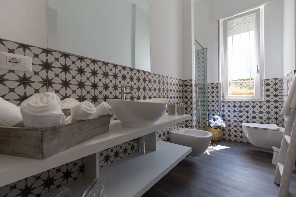 Maji Como Lake - Lake Como Historic Villa Apartments with Pool & Parking, 100m from Ferry & train