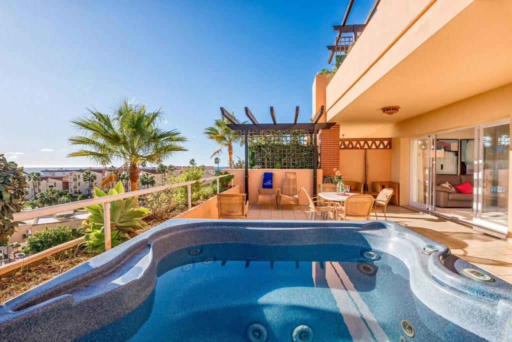 Malibu 6 -lux. 2BR Sea View Condo in Club la Costa