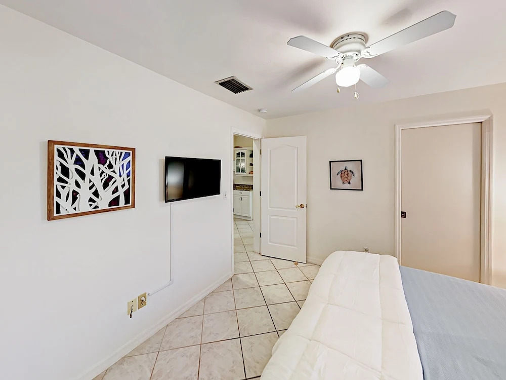 445 Bayshore Drive Home 4 Bedrooms 2 Bathrooms Home
