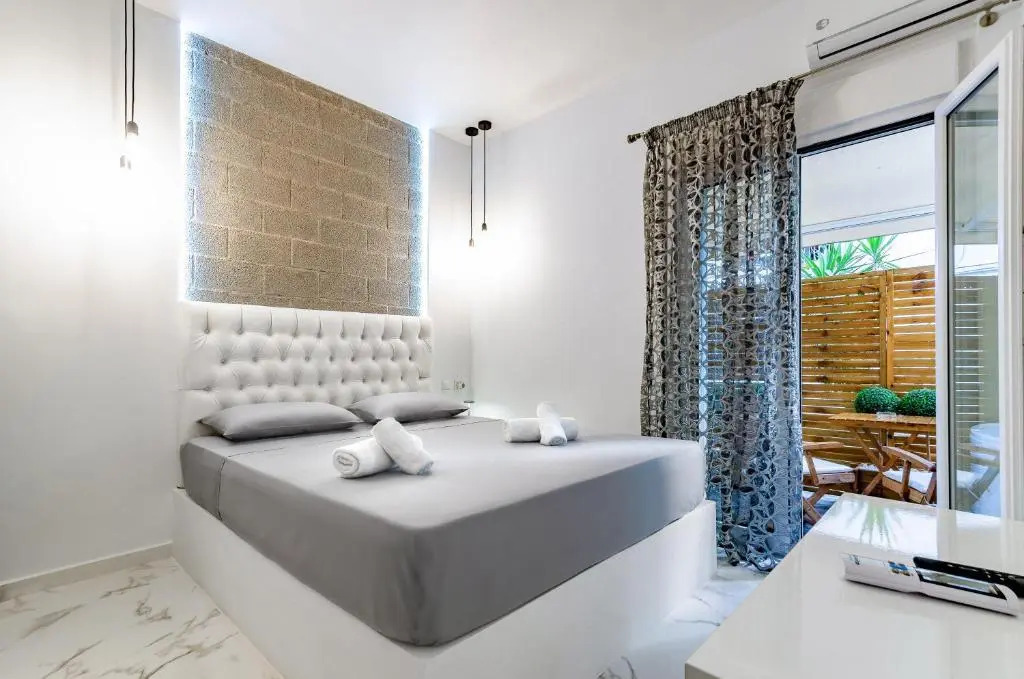 Lux studio 11 with yard in the heart of Athens