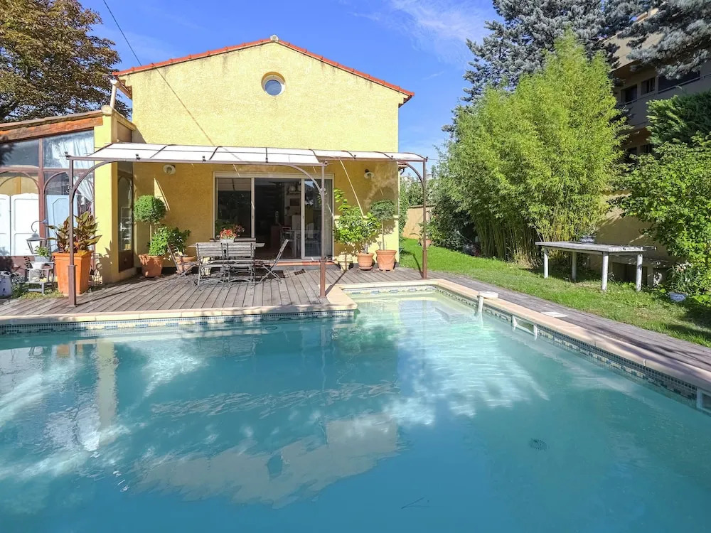Amazing Holiday Home With Pool in Aix-en-provence