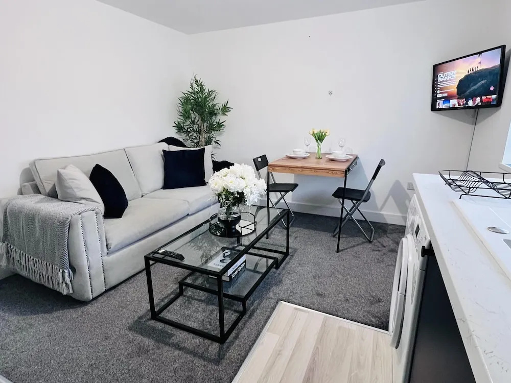 2 Bed Apartment Sleeps 3 -smart Tv -private Garden
