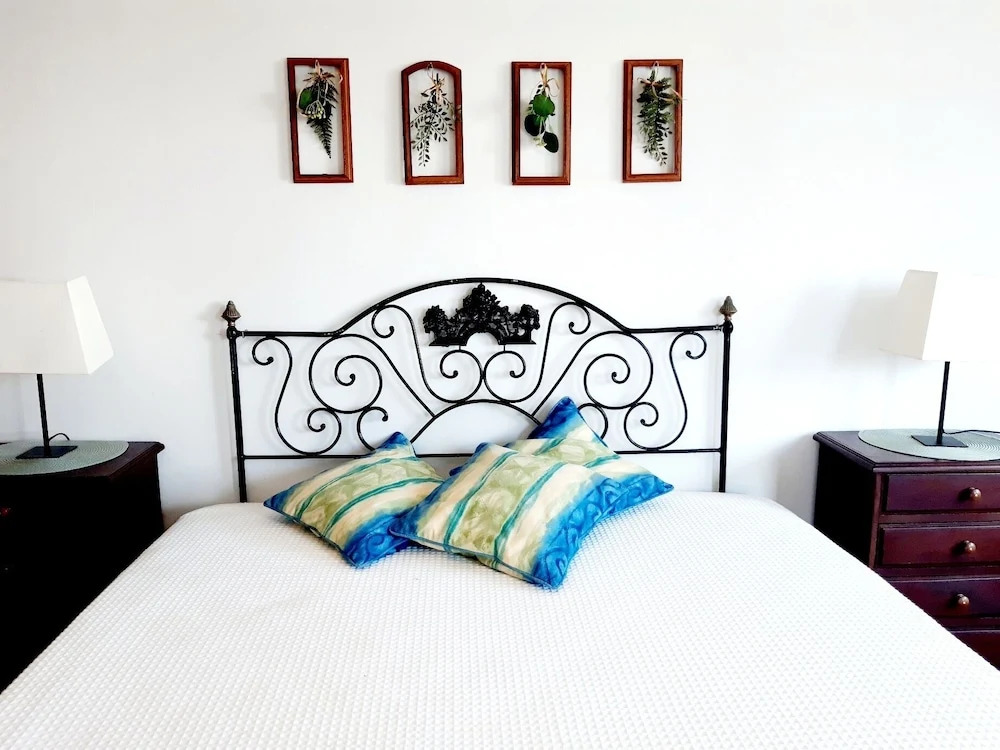 Impecable 4-bed Villa in Praia da Areia Branca