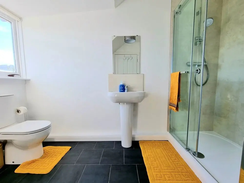 Bright 4 Bed Family Home by the Canal