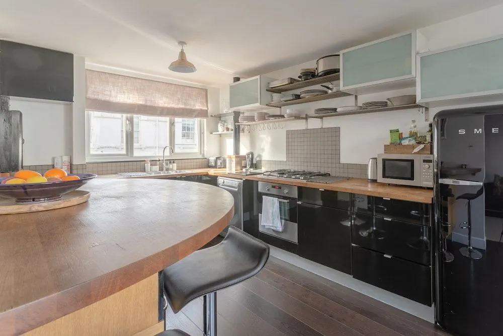 3 Bedroom Shoreditch Maisonette With Balcony