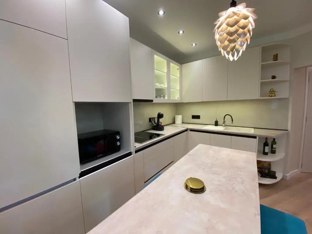 IvArt, City Center, Lux 2BR apartment, 2 Queen Size Beds
