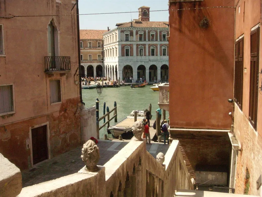 Palazzo Lion Morosini - Check in presso Locanda Ai Santi Apostoli