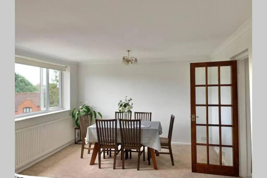 Stratford upon Avon: 2 bed town centre apartment, parking for one car