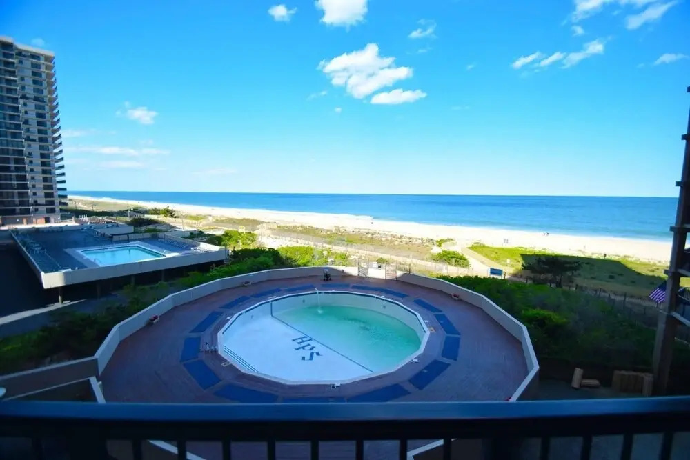 High Point South 3e 1 Bedroom Condo by RedAwning