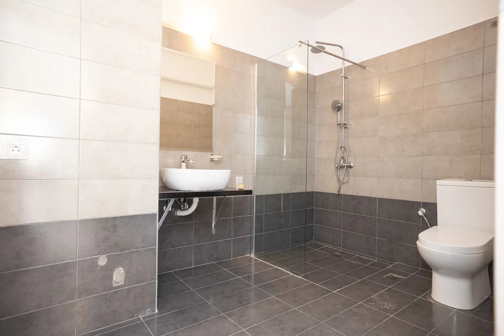 Ginger Gold Apt Getaway with Shared Pool