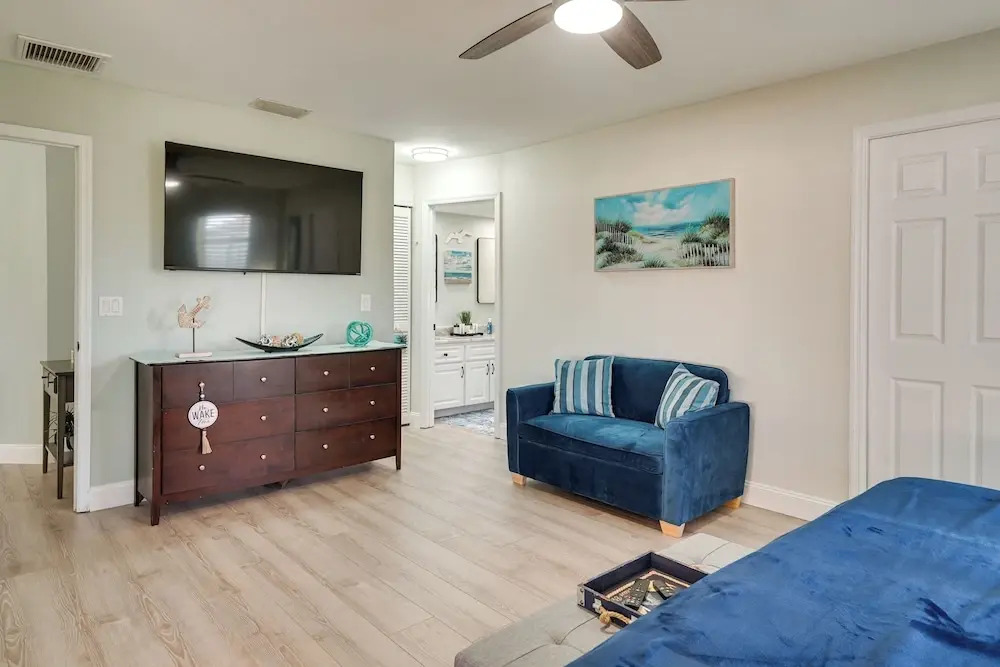 Hot Tub & Pool: Coconut Palms in Cape Coral