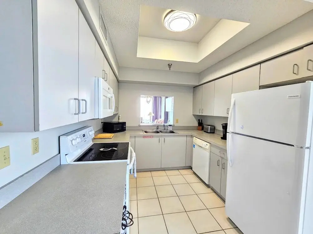 Breathtaking 5th Floor Ocean Views. Corner Unit Wraparound Balcony! 3 Pools