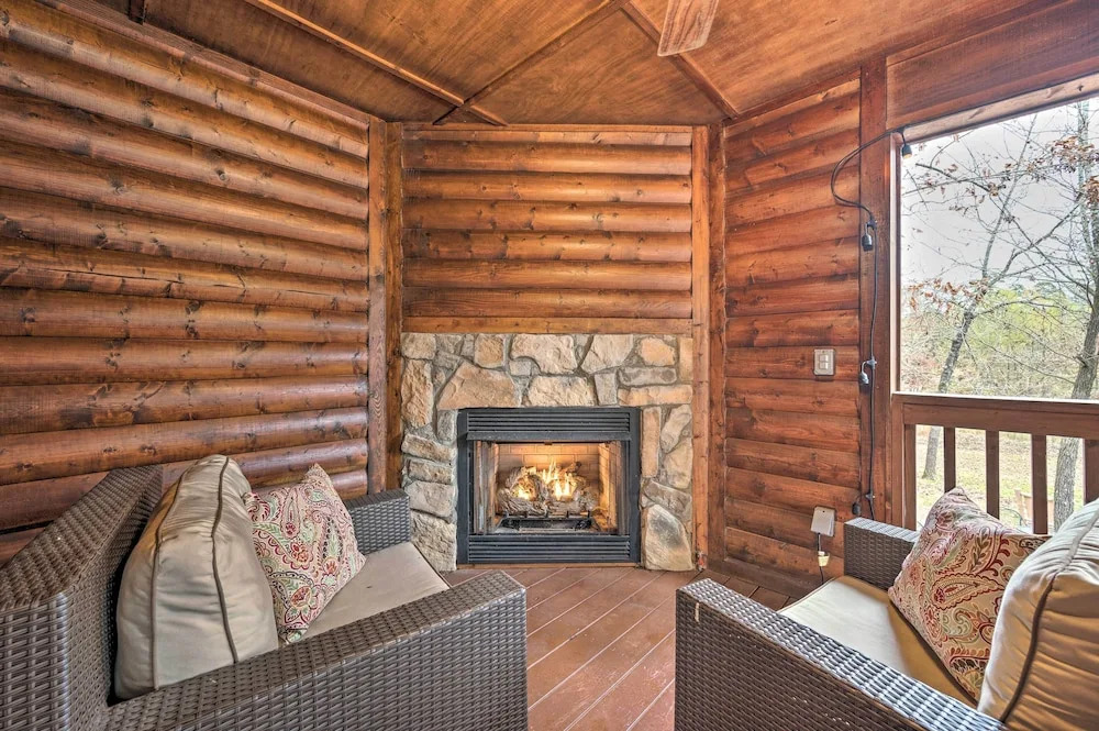 Hot Tub: 'little Bear's Pond' Broken Bow Cabin