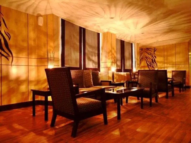 Royal Hotel & Suites