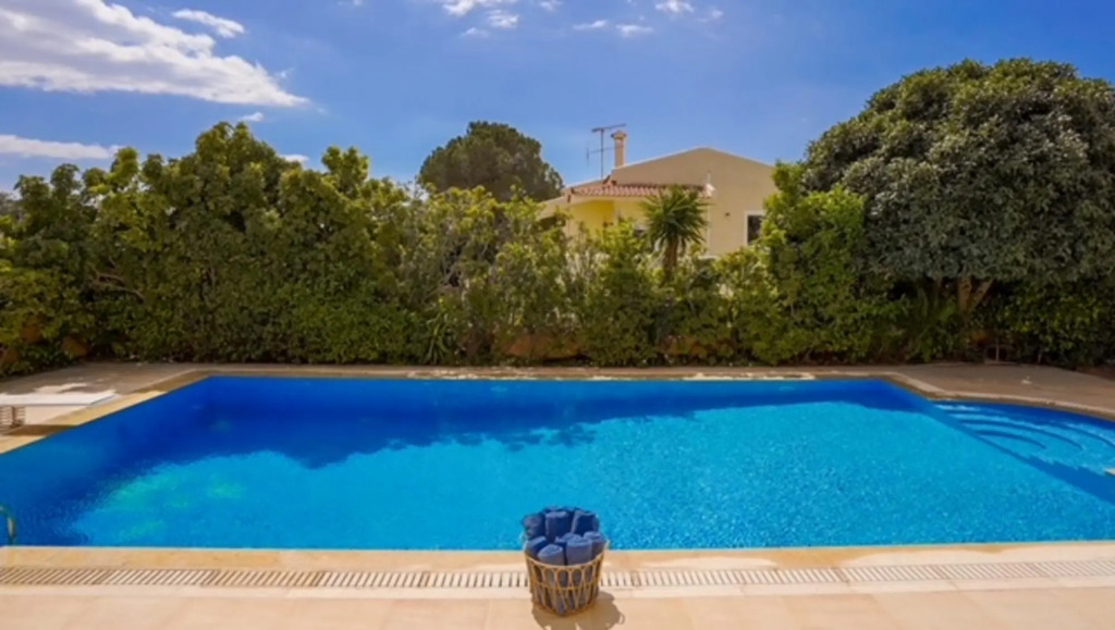 Deluxe 5 Bdrm Villa w Pool Next to the Beach