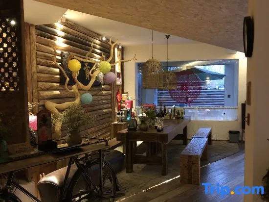 Yuehui Lake View Art Guesthouse