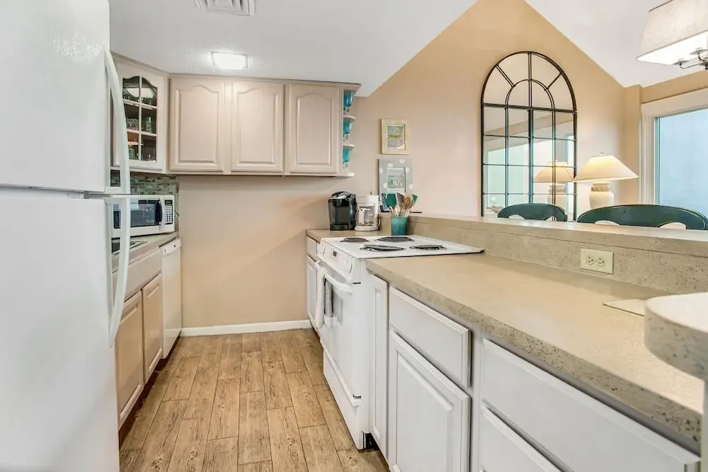 Ocean-view 4th-floor Condo With Balcony, Outdoor Pool & Central AC