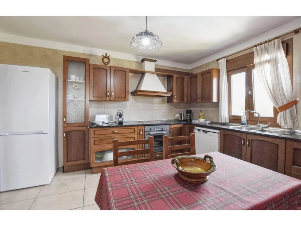 Stunning country house with pool and panoramic views for 10 people