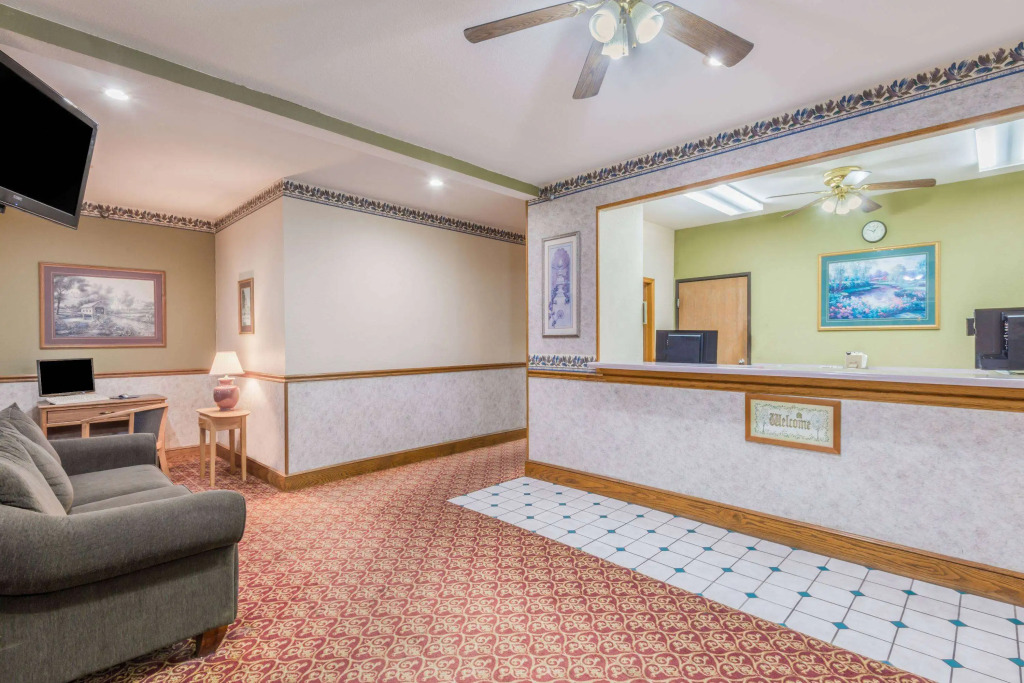 Super 8 by Wyndham Platte City Kansas City Area Airport