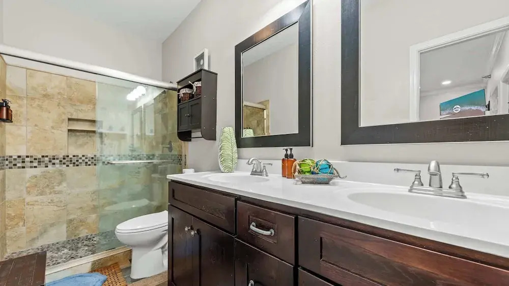 Cozy 3-bedroom Condo Comfy Living Space, Two Balconies, Outdoor Pool