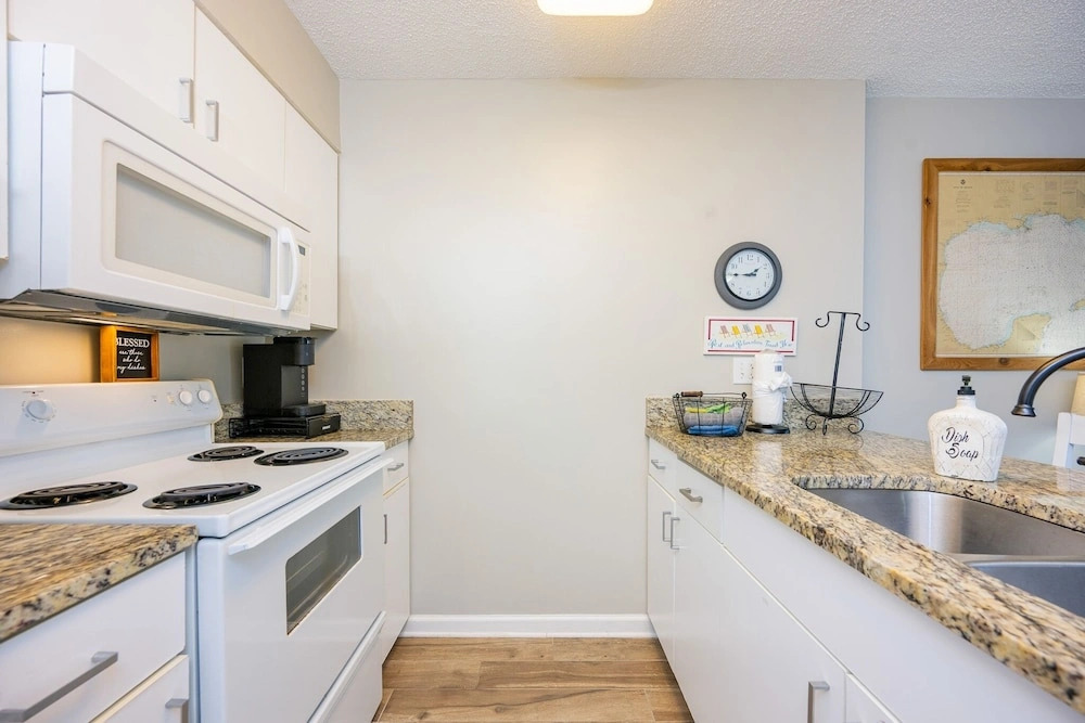 Tradewinds 706 2 Bedroom Condo