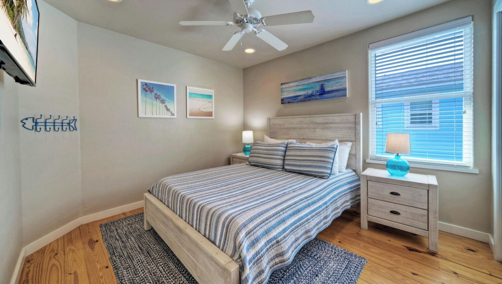 Gated Community w/ Pool 5mins to Beach Latitude Adjustment by Avantstay