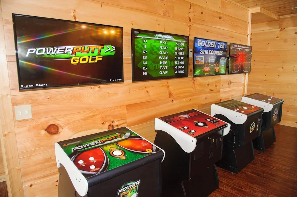 Breathtaking 14br Cabin Elevator Views Games Hot Tubs Galore