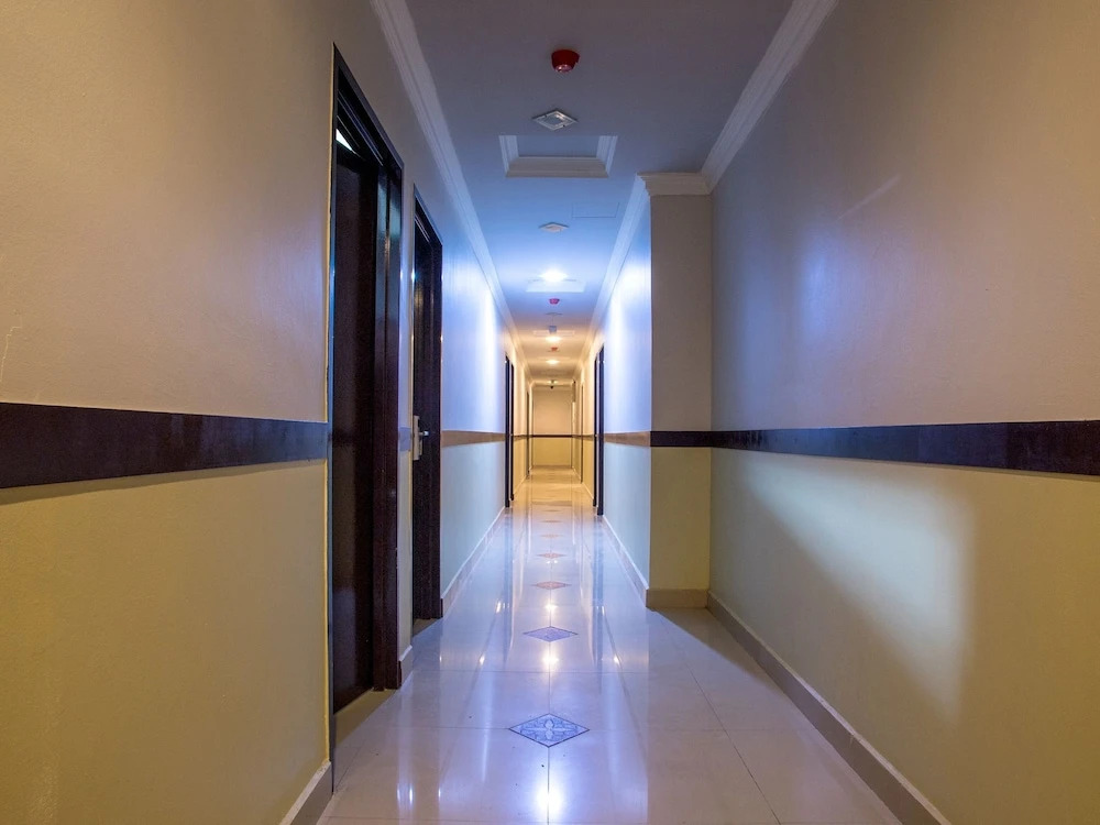 OYO 44010 Royals Star Hotel
