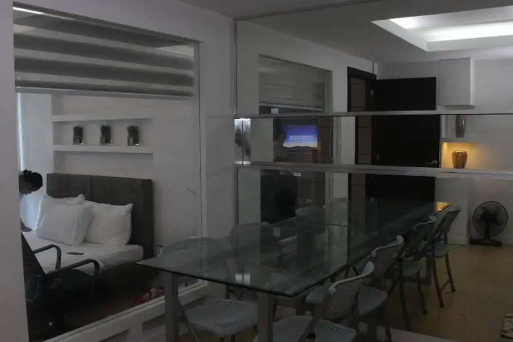 A2J Luxury 1BR BGC Balcony Suite Near BurgosCircle