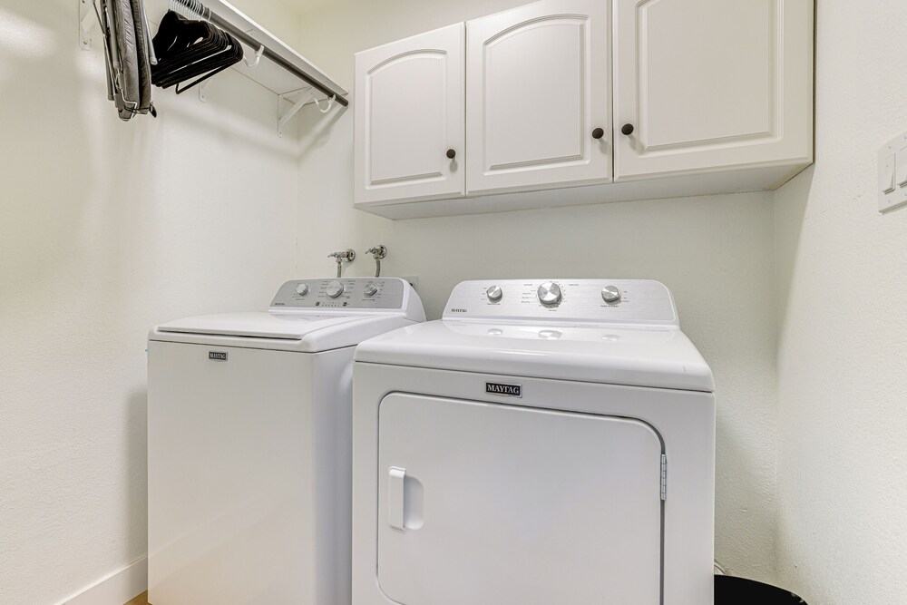 Snowbird Haven w/ Hot Tub! 3 Mi to Dtwn Chandler