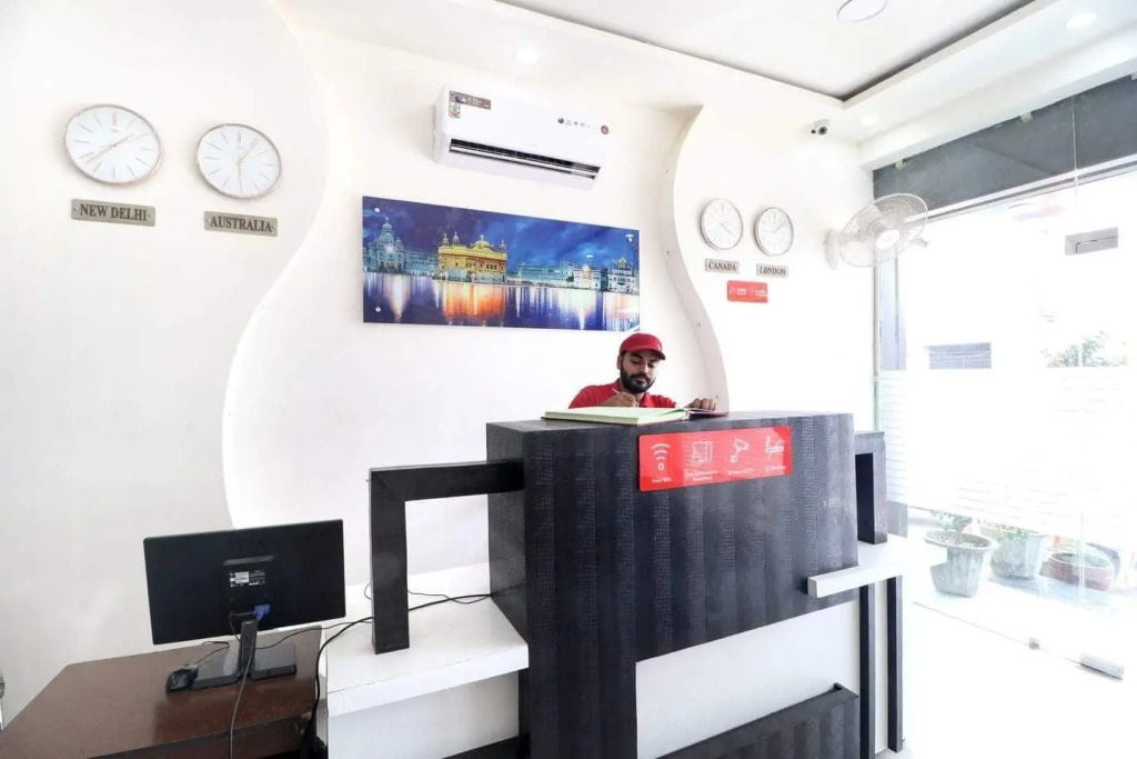 OYO 16379 Hotel LivInn Hub