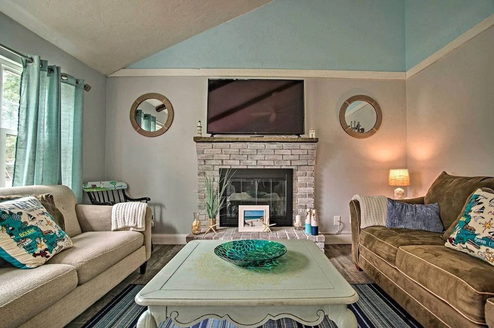 Walk to Beach: Quaint Dennis Home w/ Deck + Grill!