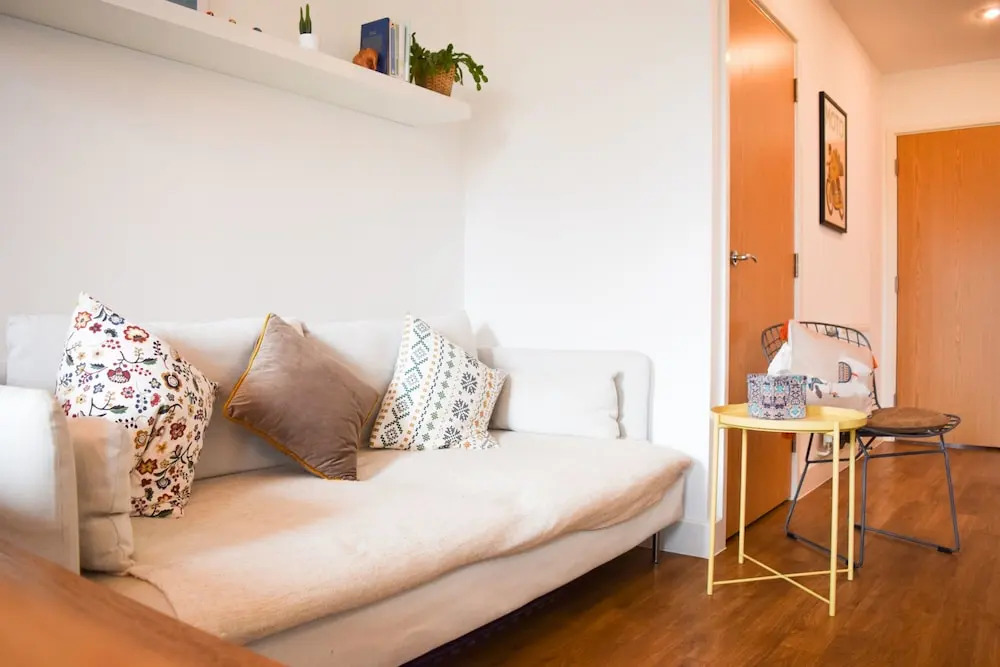 Modern 1 Bedroom House in Pontoon Dock