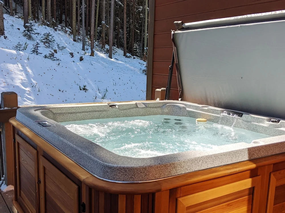 New W/pool & Private Hot Tub, Walk To Gondola 3 Bedroom Townhouse