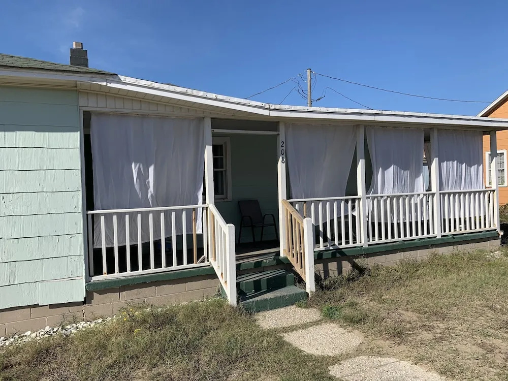 Queen Anne's Revenge At The Beach 3 Bedroom Cottage by RedAwning