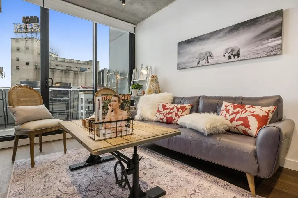 Luxury African themed apartment☆10min to MCG & Swan St☆On-site Parking☆Balcony☆Rooftop deck☆Gym☆
