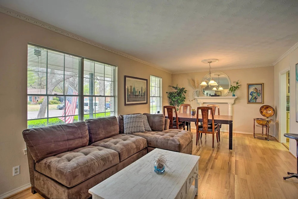 8 Mi to Lake Ray Hubbard: Creekside Garland Home