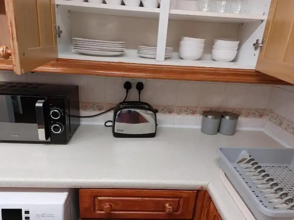 3 Bed House - Sleeps 6 - Parking - Wifi