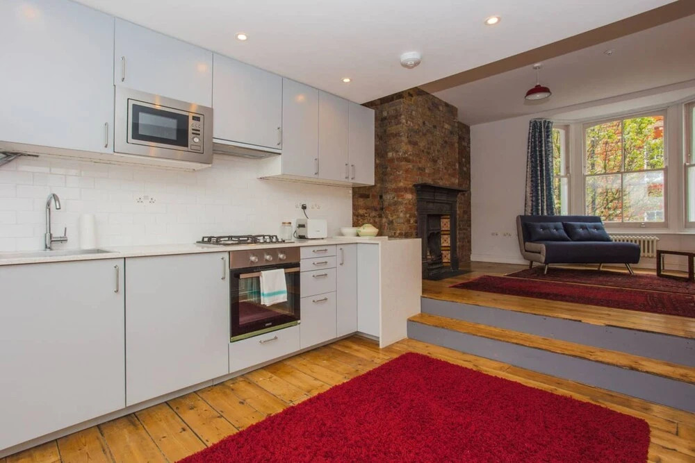 Spacious 1 Bedroom Apartment with Balcony Close to Tube