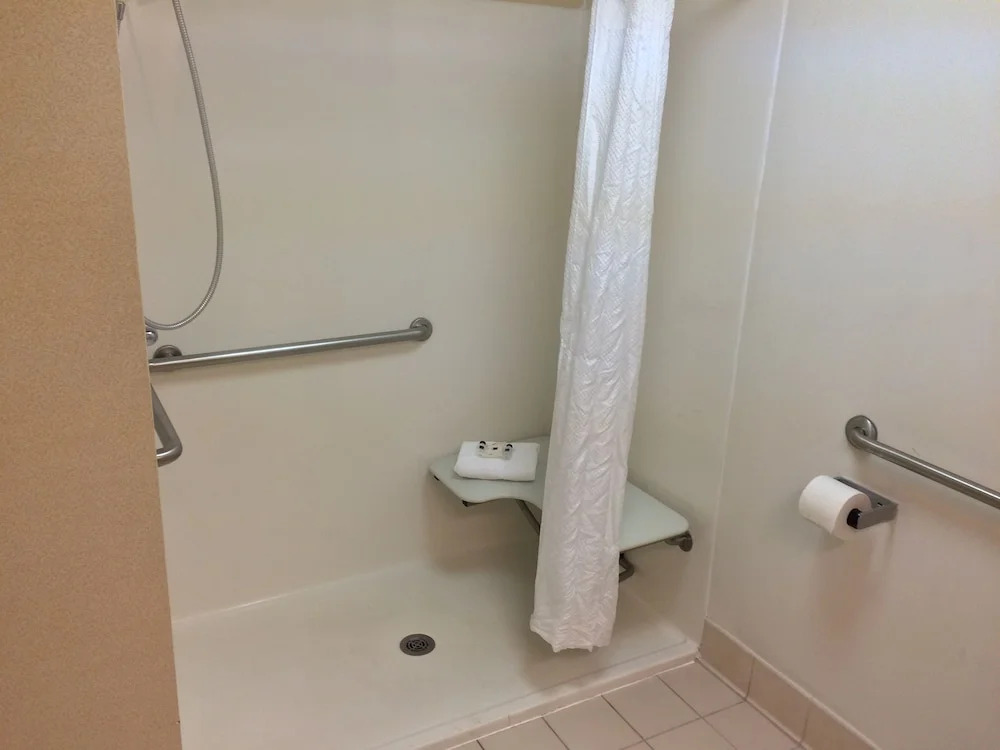 Country Inn & Suites Newark