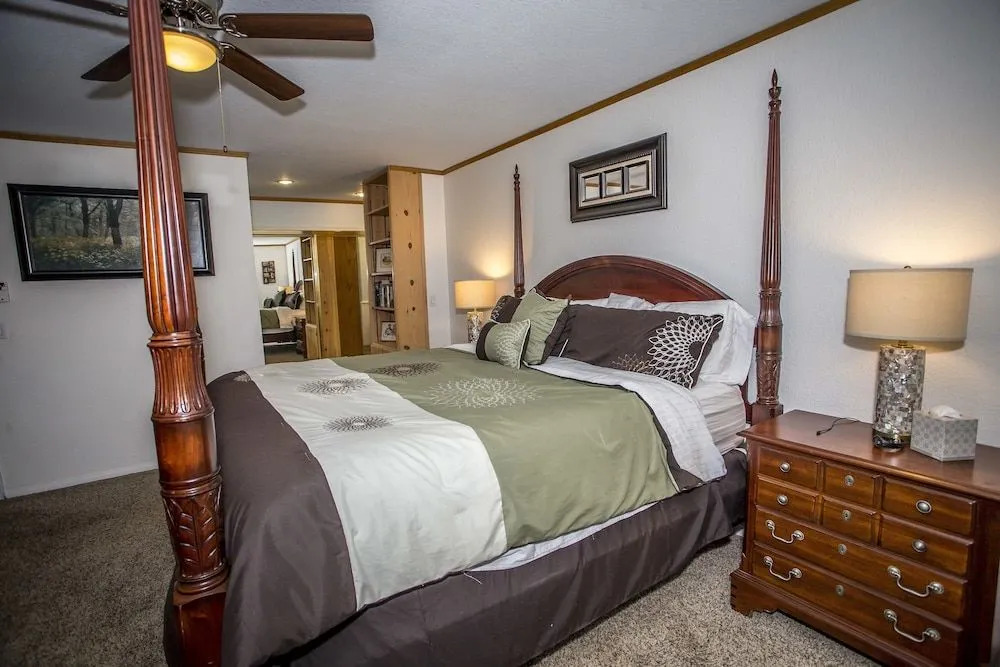 Majestic Pines - 3 Br home by RedAwning
