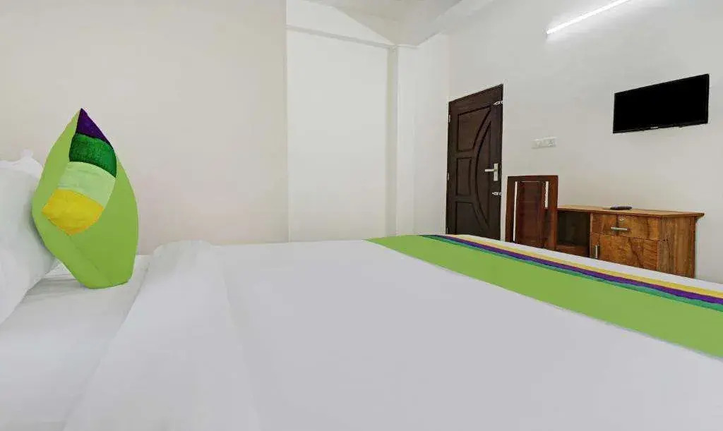 Nirupama,Hotel Aluva 700 Mtr From Aluva Railway Station