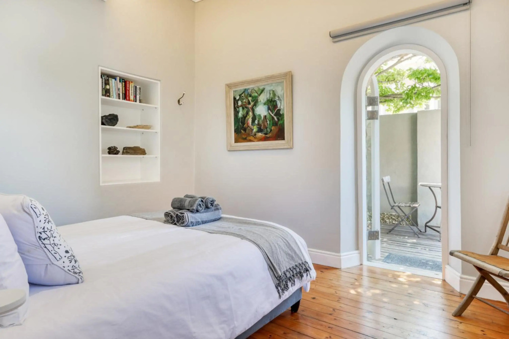 Behr Road Contemporary Cottage