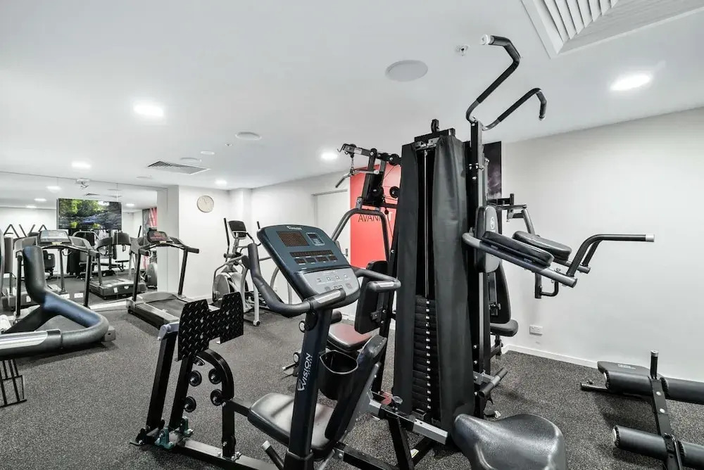 Elegant 2-bed With Stunning Views, Pool, Bbq, Gym