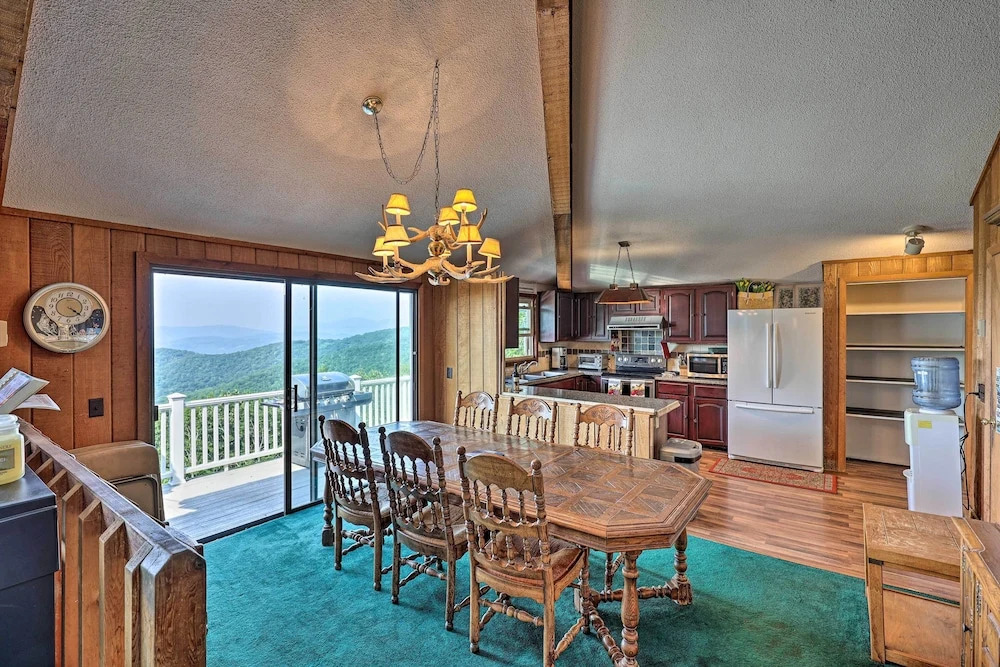 Retro Beech Mountain Home - 2 Mi to Skiing!