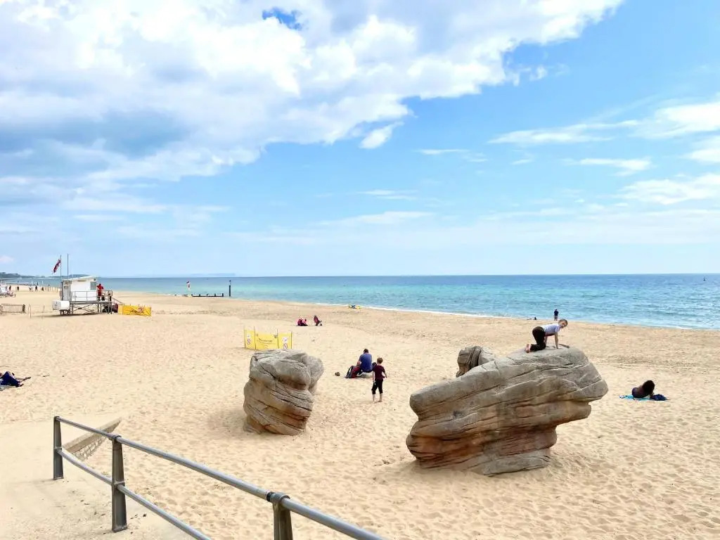 Modern Family Apartment FREE Parking and Gym by Beach
