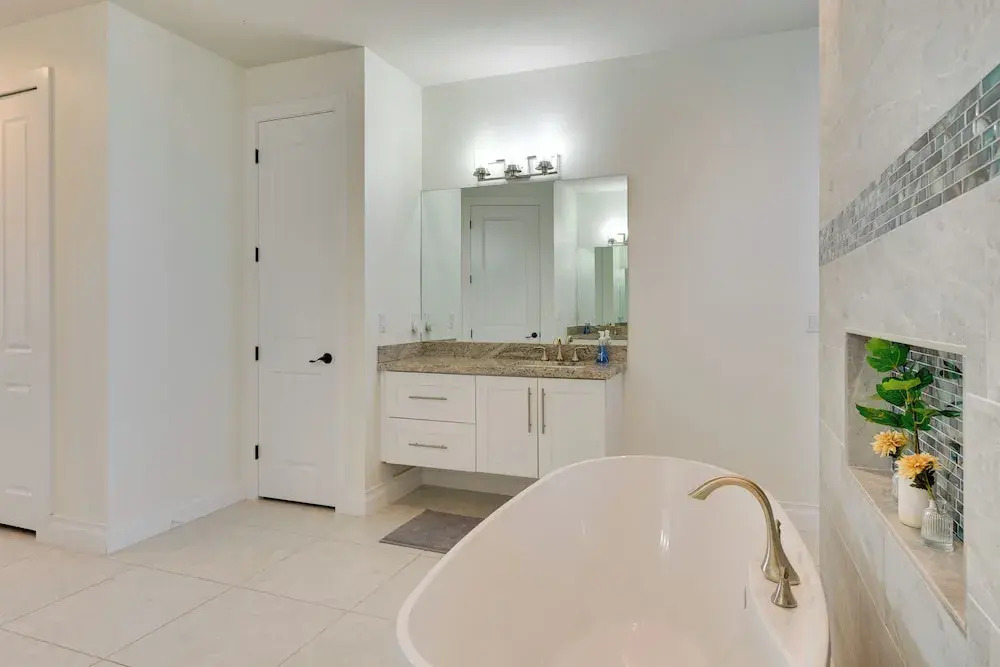 Pool & Gulf Access Canal: Chic Cape Coral Home!